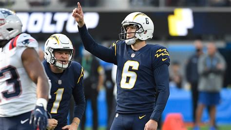 Chargers at Chiefs predictions: Point spread, total, player props, .